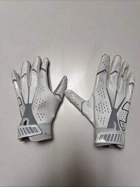 Under Armour White and Gray Performance Football Gloves - NWOT - Youth Large
